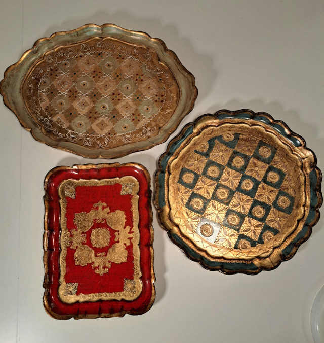 Puiset koristeelliset tarjottimet