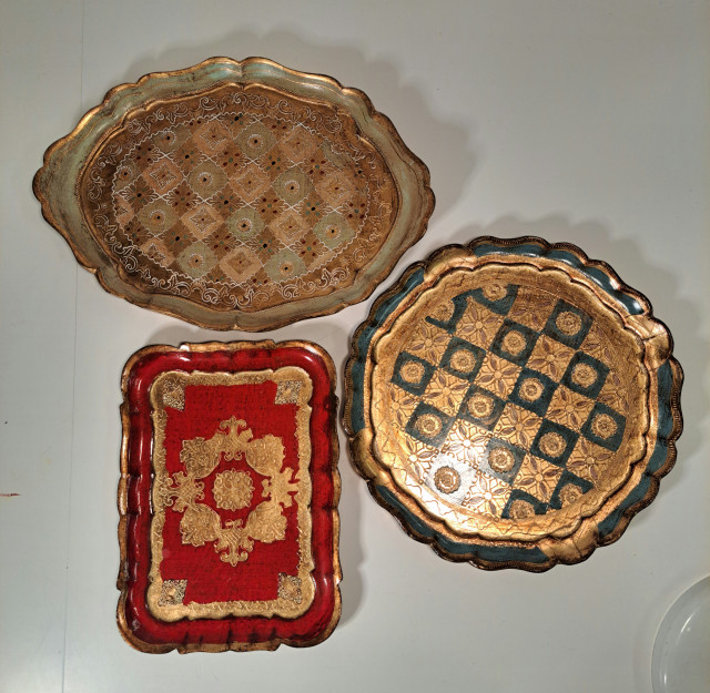 Puiset koristeelliset tarjottimet