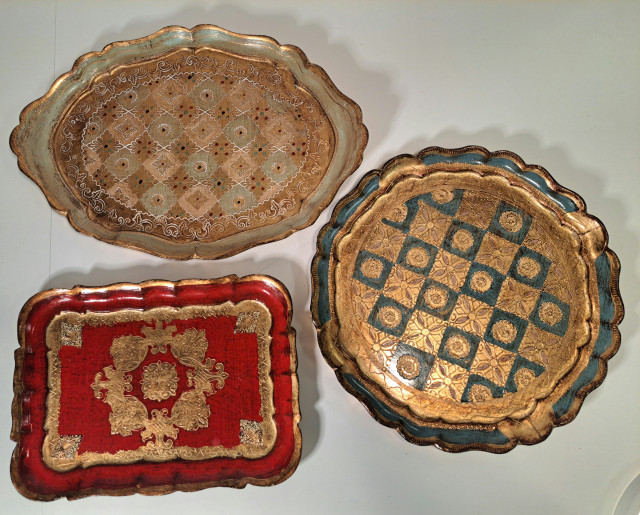 Puiset koristeelliset tarjottimet