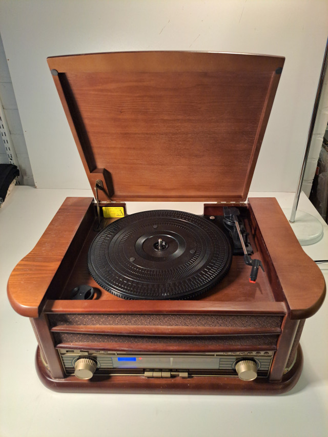 Radio/cd/kasetti/LP-soitin