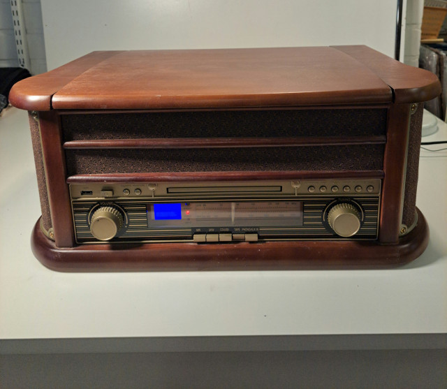 Radio/cd/kasetti/LP-soitin