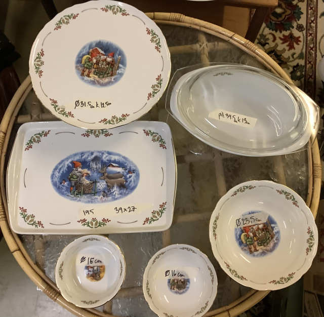 Jouluaiheisia tarjoiluastioita