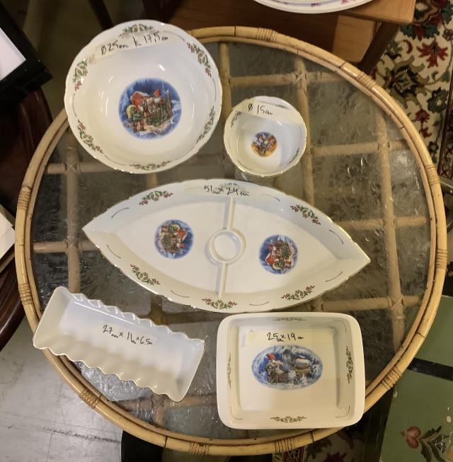 Jouluaiheisia tarjoiluastioita