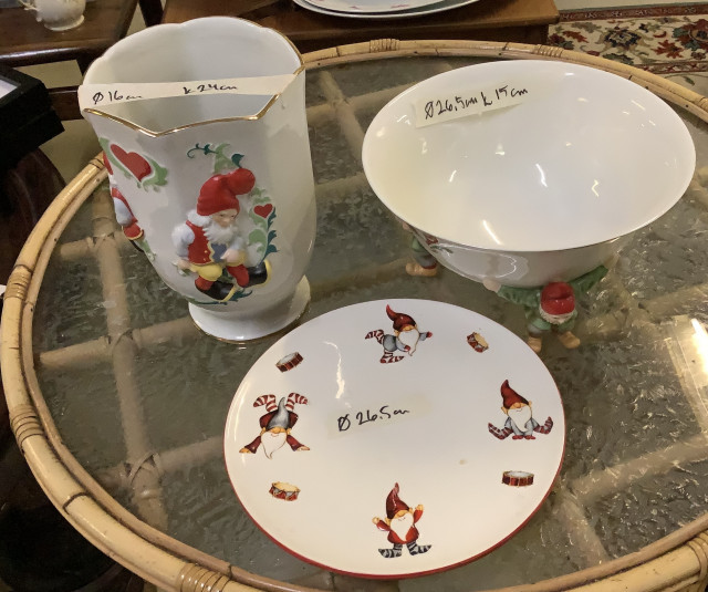 Jouluaiheisia tarjoiluastioita