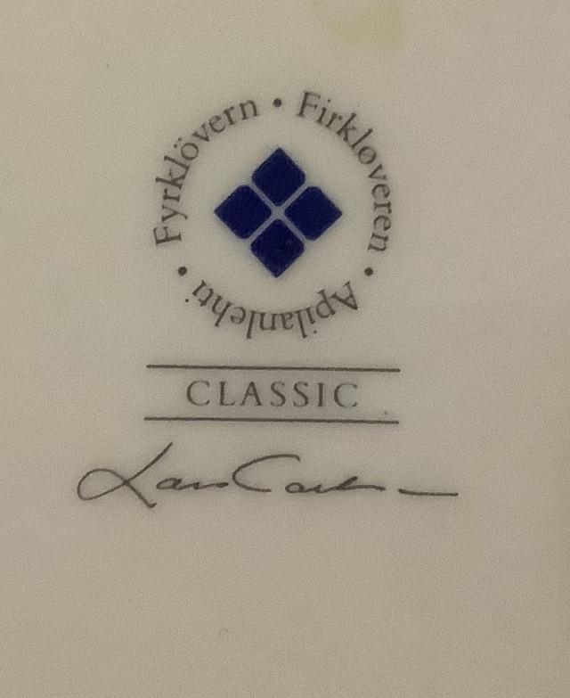 Jouluaiheisia lautasia ja purnukoita