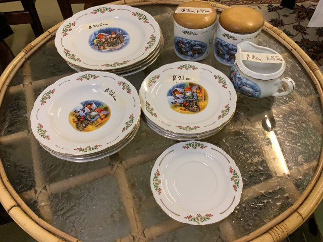 Jouluaiheisia lautasia ja purnukoita