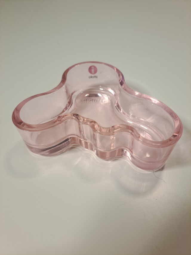 Iittalan vaalenpunainen tuikkukippo Alvar Aalto