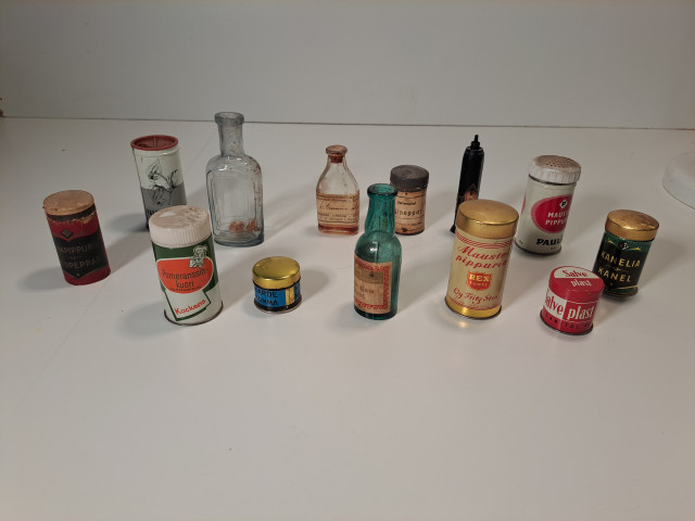 Maustepurkit ym antiikkia