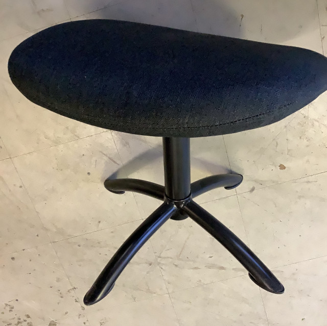 TV-tuoli nahkaa, kangaspäällysteinen jalkarahi