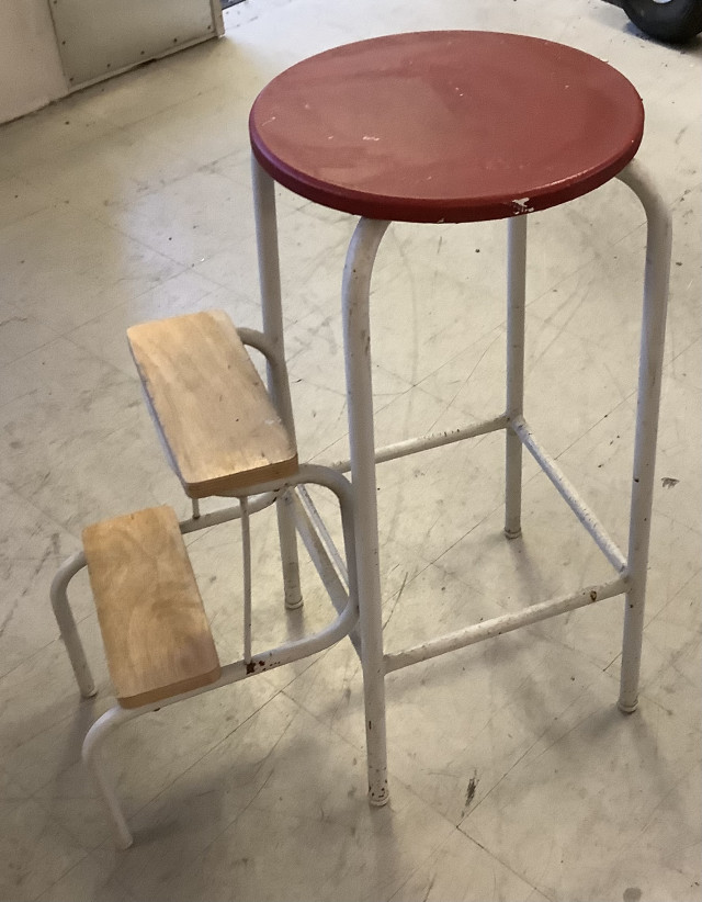 Keittiöjakkara apuportailla