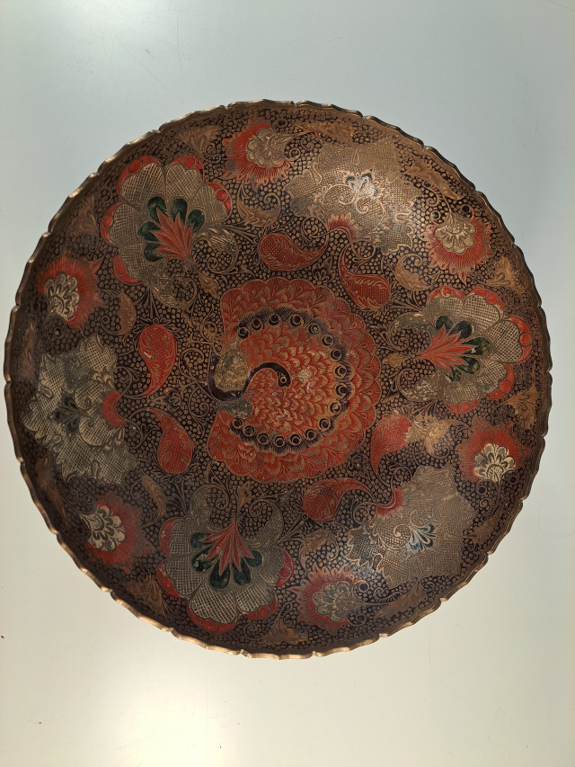 Koristeellinen jalallinen messinkiastia