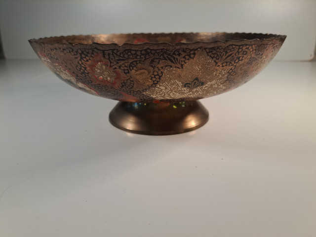 Koristeellinen jalallinen messinkiastia