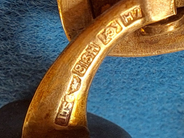 Hopeiset kasvosinnapit tiikerinsilmä kivillä