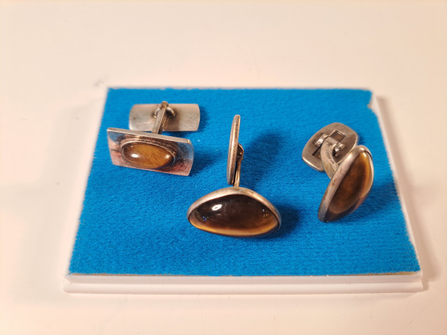 Hopeiset kasvosinnapit tiikerinsilmä kivillä