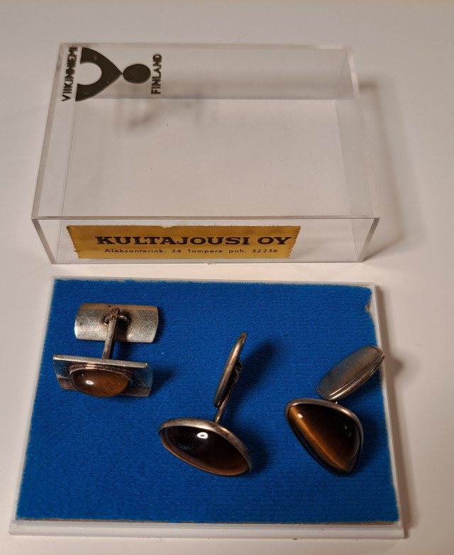 Hopeiset kasvosinnapit tiikerinsilmä kivillä