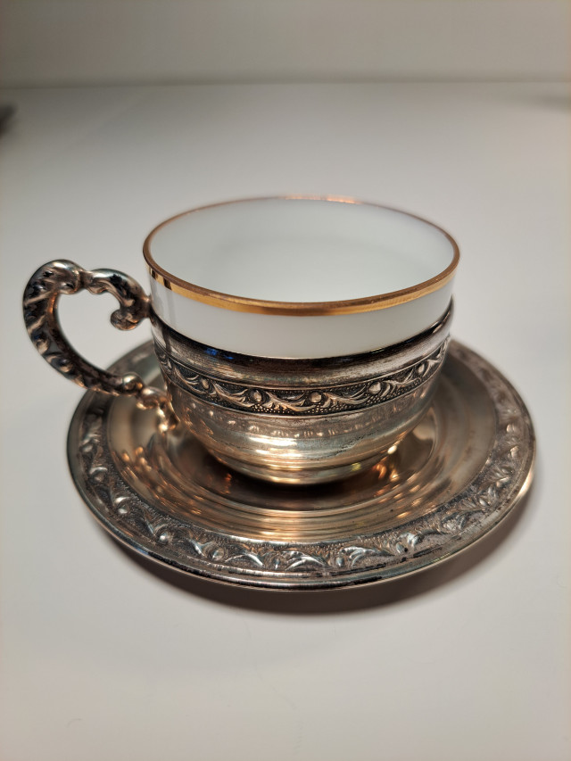 Posliini+hopeakuppi+lautanen