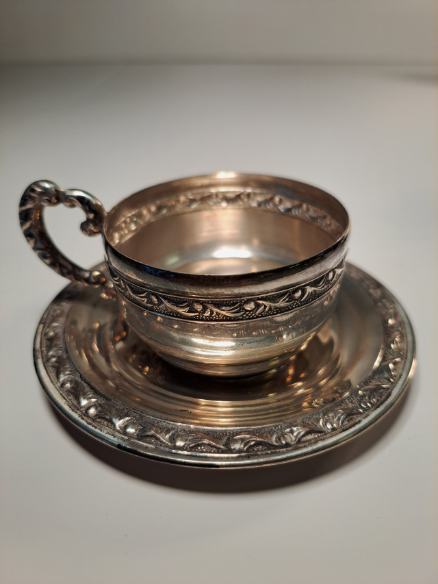 Posliini+hopeakuppi+lautanen