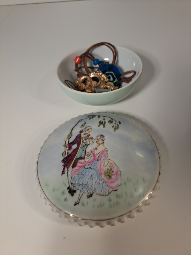 Posliinirasia sisältöineen