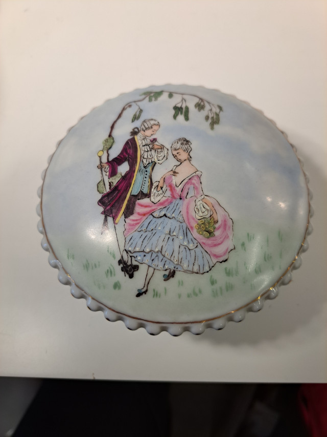 Posliinirasia sisältöineen