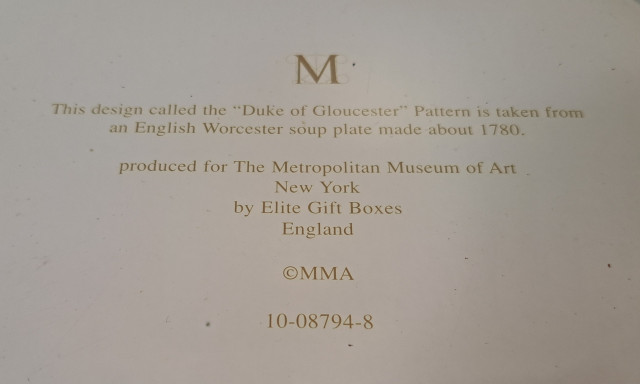 Kuninkaalliset lahjalautaset metallia