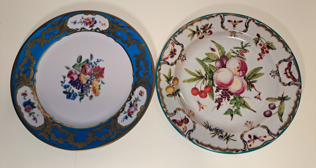 Kuninkaalliset lahjalautaset metallia