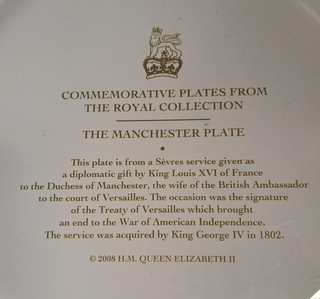 Kuninkaalliset lahjalautaset metallia