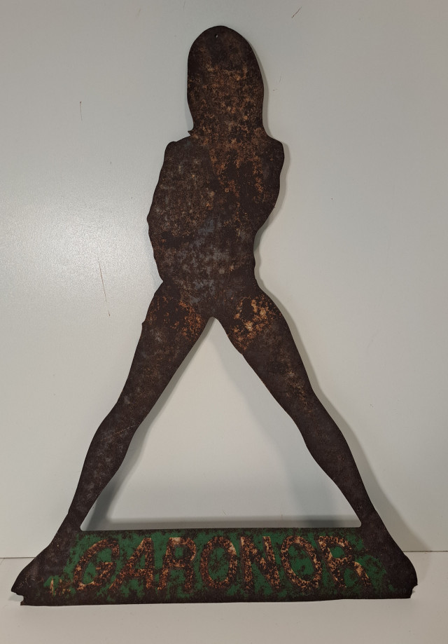 Peltinen mainoskyltti