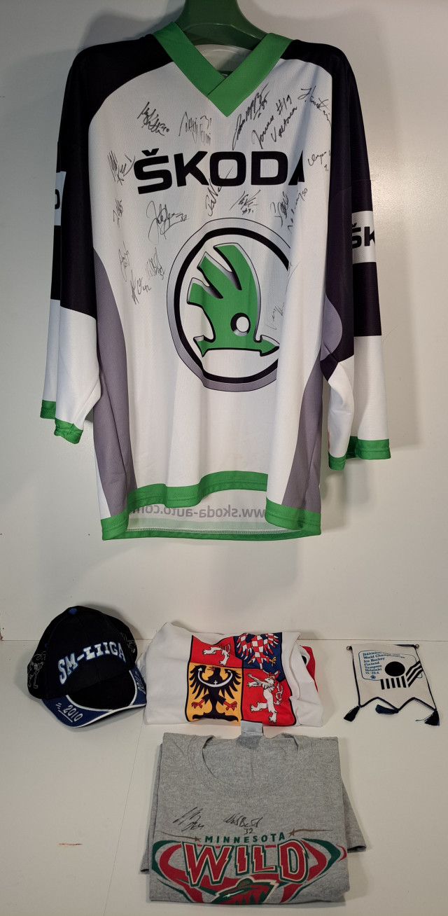 Lätkä fanituotteita, paita joukkueen nimmareilla