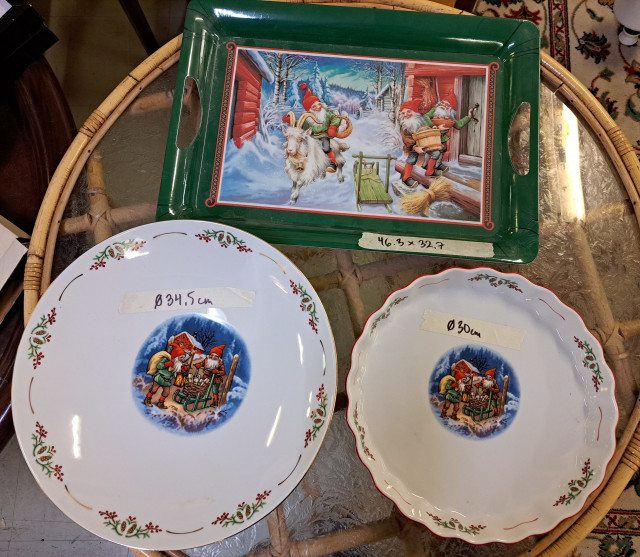 Tonttutarjotin ja tarjoluastiat