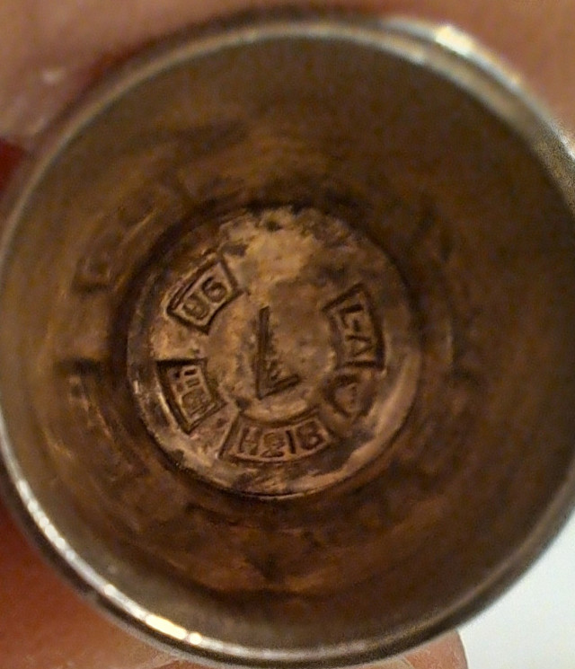 Sormustimia ja pieni hopealautanen