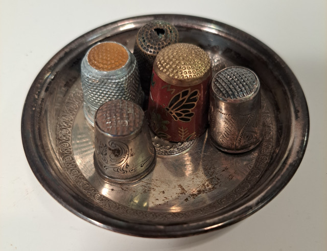 Sormustimia ja pieni hopealautanen