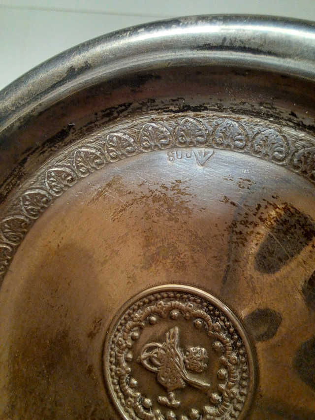 Sormustimia ja pieni hopealautanen