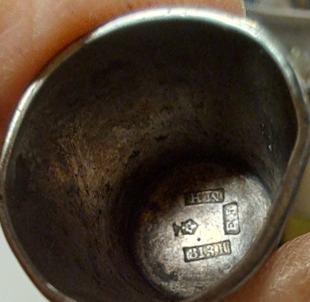 Sormustimia ja pieni hopealautanen