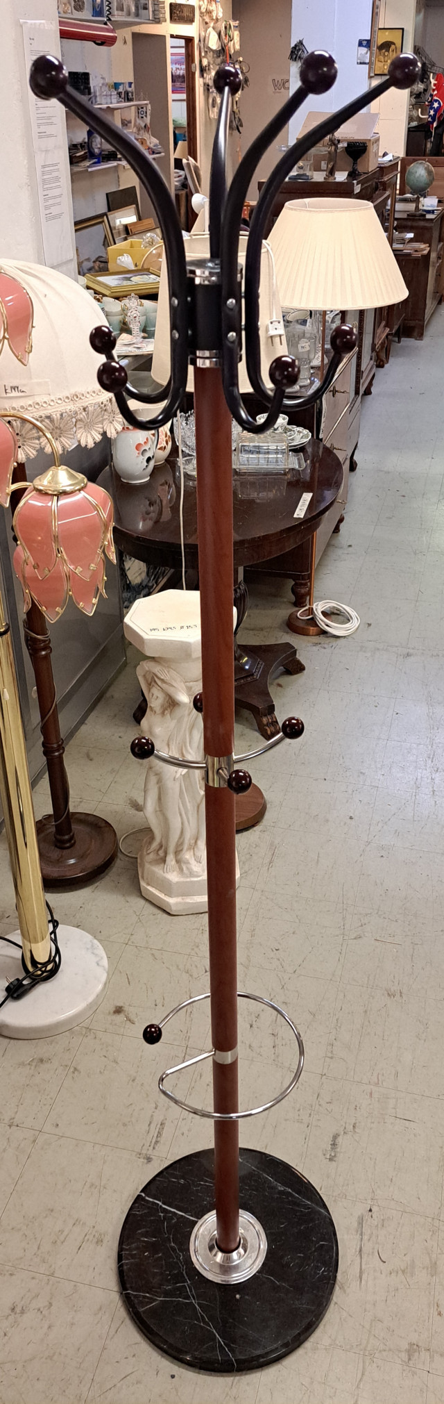 Naulakko marmorijalalla