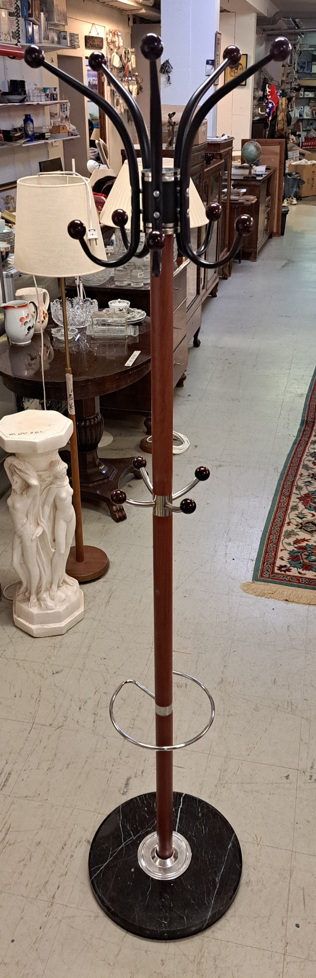 Naulakko marmorijalalla