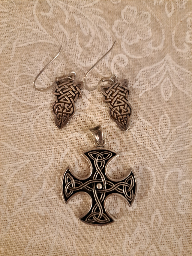 Kelttiristiriipus ja korvikset 925 hopeaa