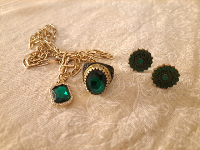 Koru, sormus ja nappikorvikset