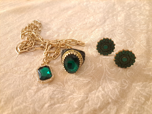 Koru, sormus ja nappikorvikset