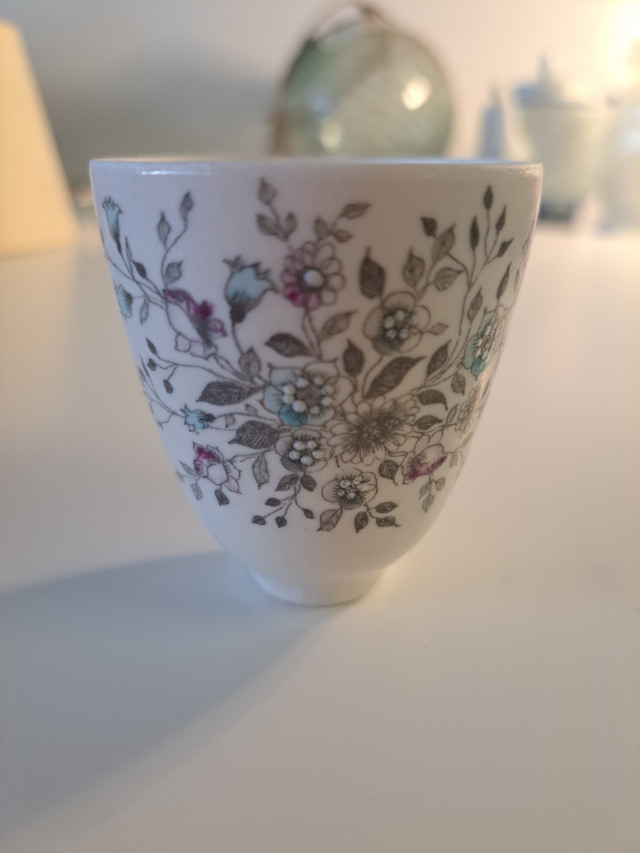 Käsinmaalattu pieni kuppi signeerattu Esteri Tomula