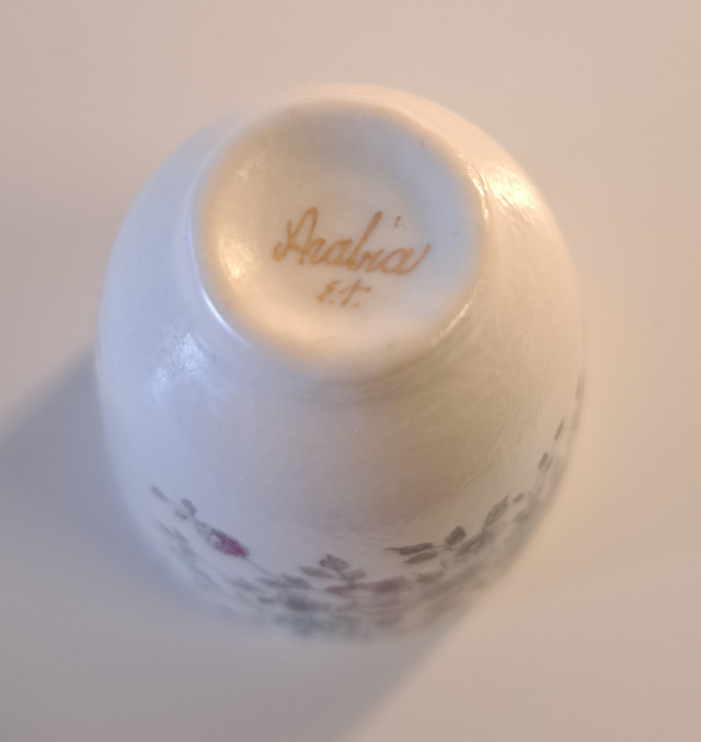 Käsinmaalattu pieni kuppi signeerattu Esteri Tomula