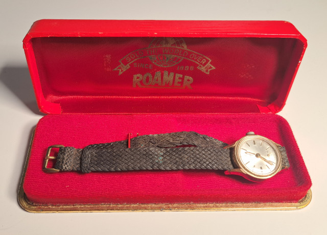 Naisten rannekello vanha