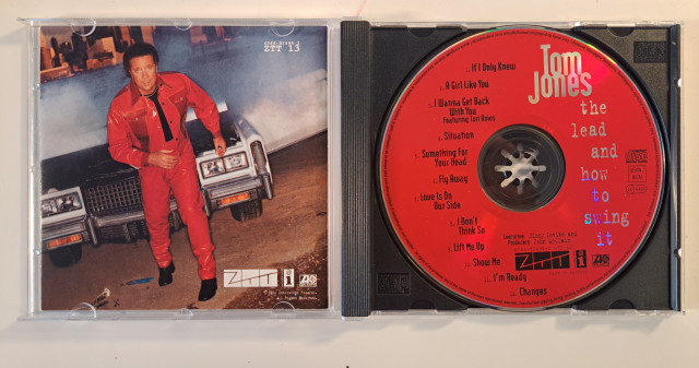 Tom Jones, levy signeerauksella