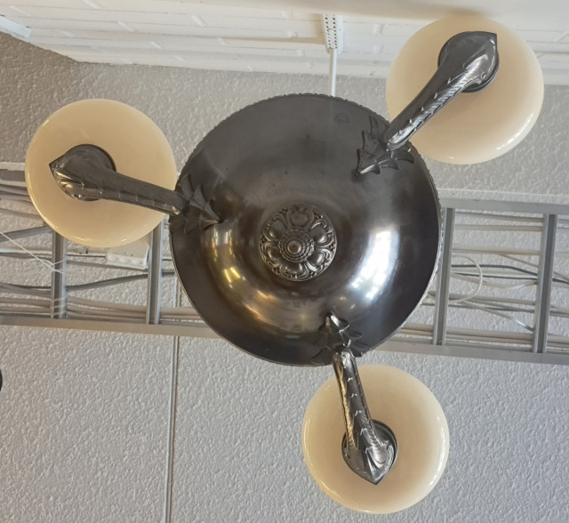 Kaunis antiikki kattovalaisin