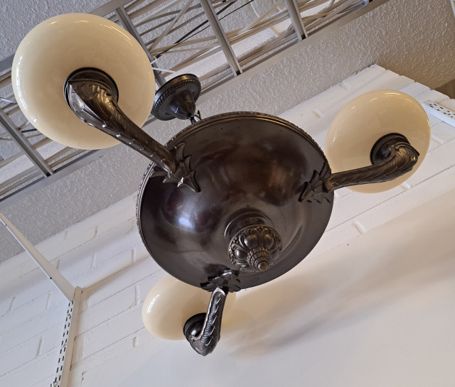 Kaunis antiikki kattovalaisin