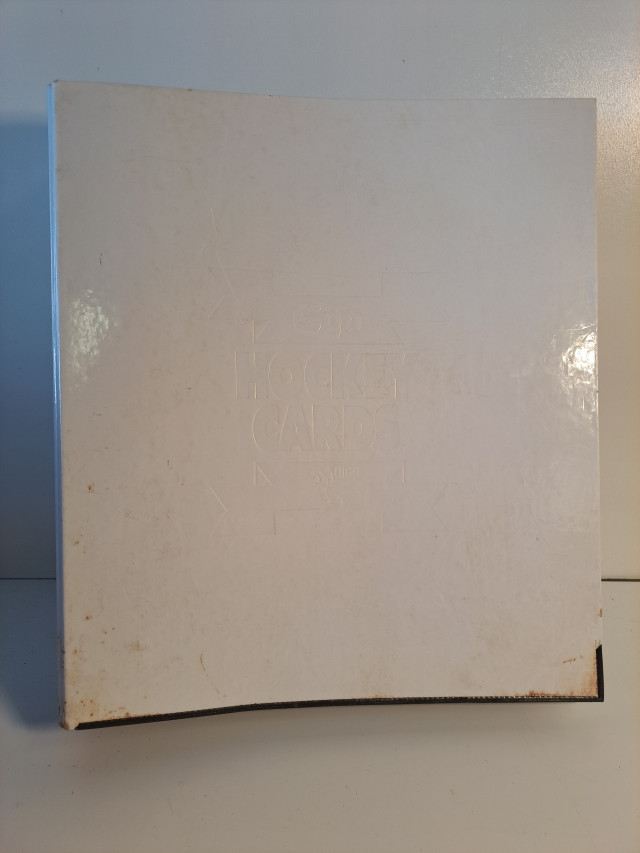 Erittäin kattava jääkiekkokortti-keräilykansio