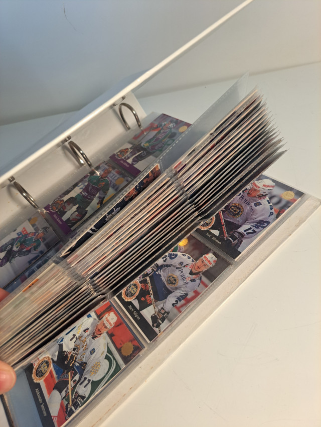 Erittäin kattava jääkiekkokortti-keräilykansio