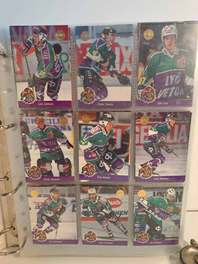 Erittäin kattava jääkiekkokortti-keräilykansio
