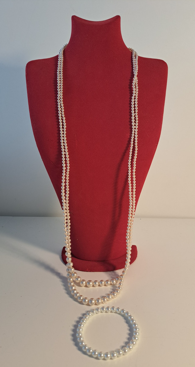 Pitkä helmikaulakoru ja helmirannekoru