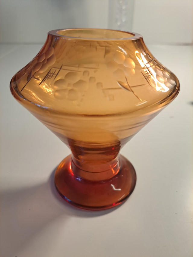 Meripihkan värinen retromaljakko