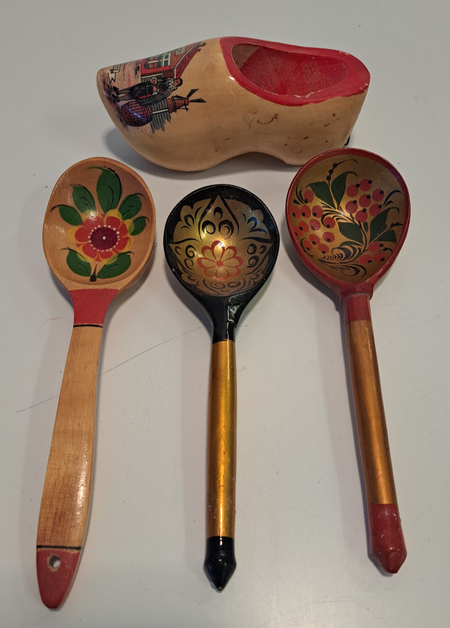 Puiset koristelusikat ja puukenkä